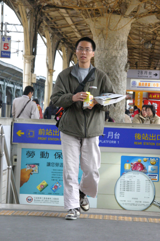 台灣鐵路旅遊攝影台中火車站月台旅客特寫2006攝影照片30