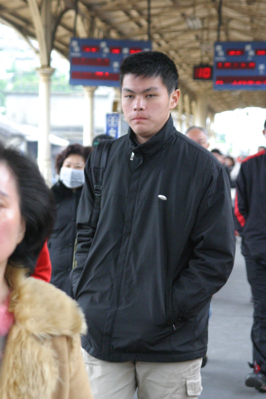 台灣鐵路旅遊攝影台中火車站月台旅客特寫2006攝影照片33