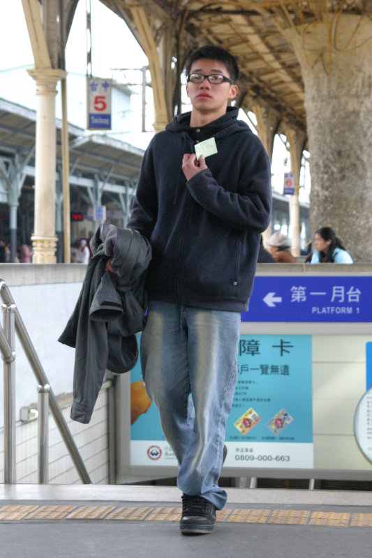 台灣鐵路旅遊攝影台中火車站月台旅客特寫2006攝影照片34