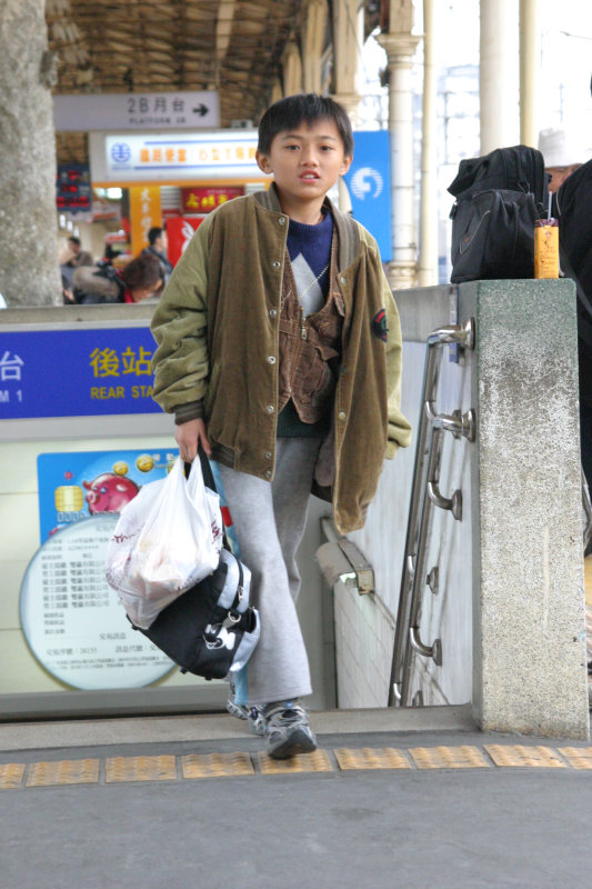 台灣鐵路旅遊攝影台中火車站月台旅客特寫2006攝影照片36