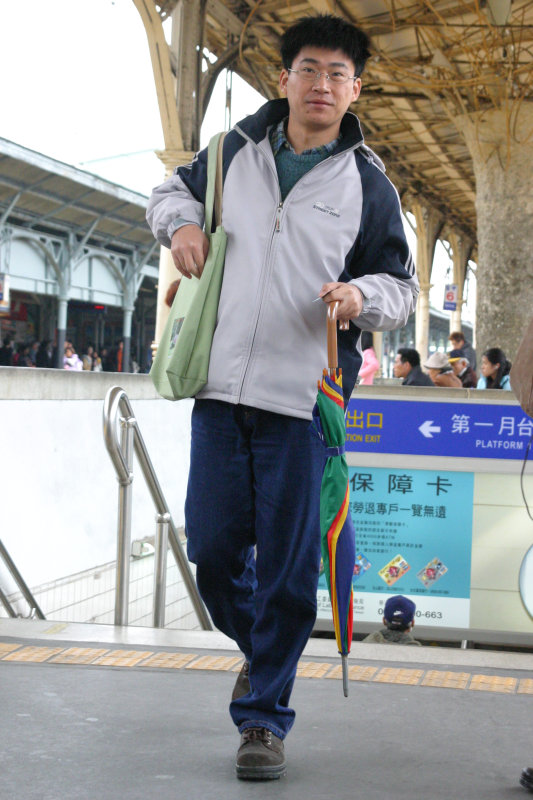 台灣鐵路旅遊攝影台中火車站月台旅客特寫2006攝影照片39