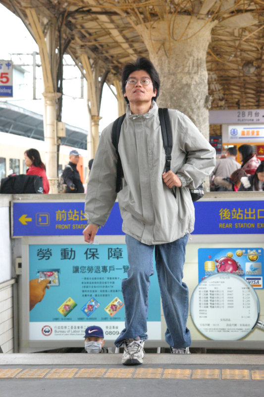 台灣鐵路旅遊攝影台中火車站月台旅客特寫2006攝影照片40