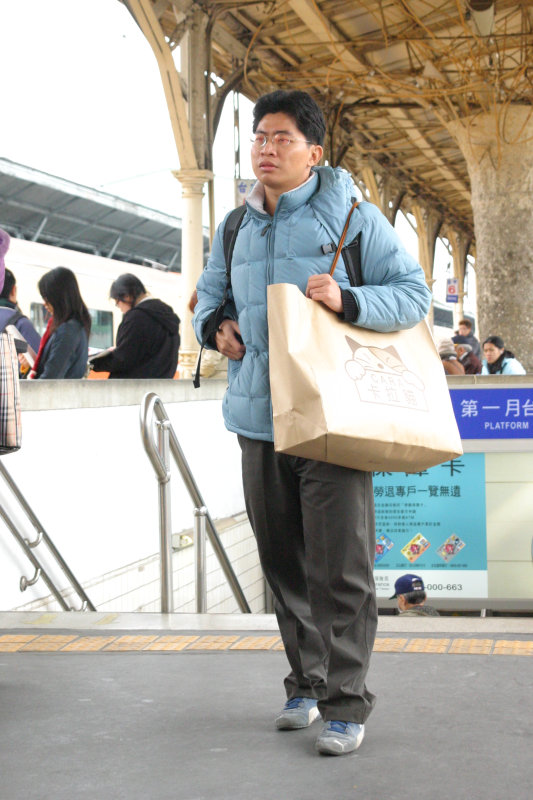 台灣鐵路旅遊攝影台中火車站月台旅客特寫2006攝影照片42