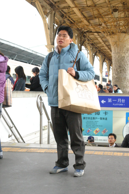 台灣鐵路旅遊攝影台中火車站月台旅客特寫2006攝影照片43