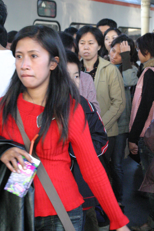 台灣鐵路旅遊攝影台中火車站月台旅客特寫2006攝影照片48