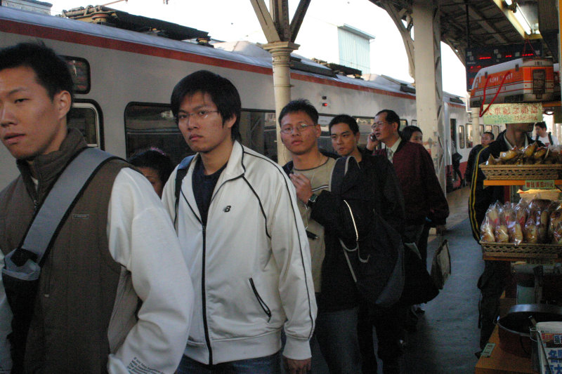 台灣鐵路旅遊攝影台中火車站月台旅客特寫2006攝影照片51