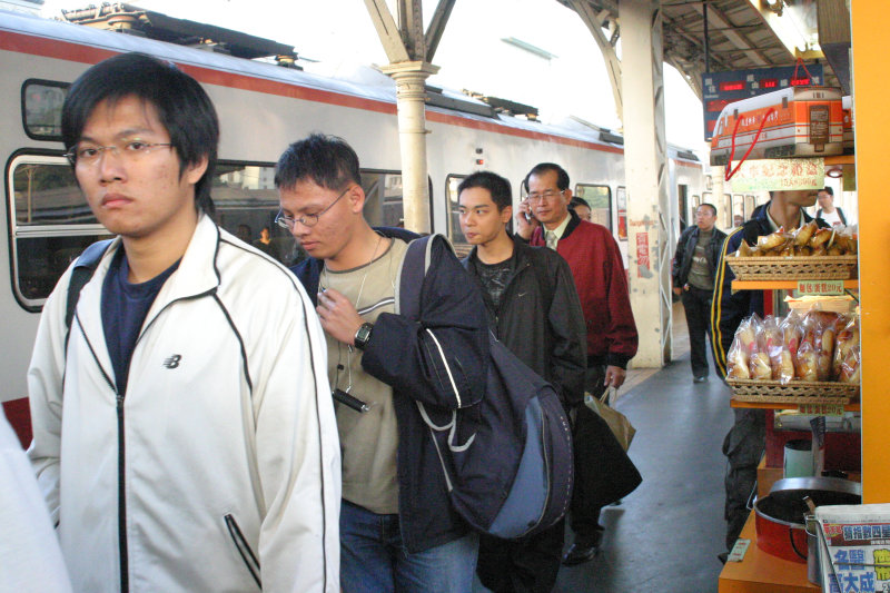 台灣鐵路旅遊攝影台中火車站月台旅客特寫2006攝影照片52