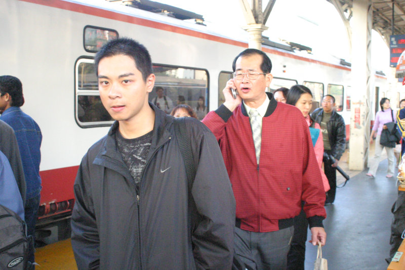 台灣鐵路旅遊攝影台中火車站月台旅客特寫2006攝影照片53