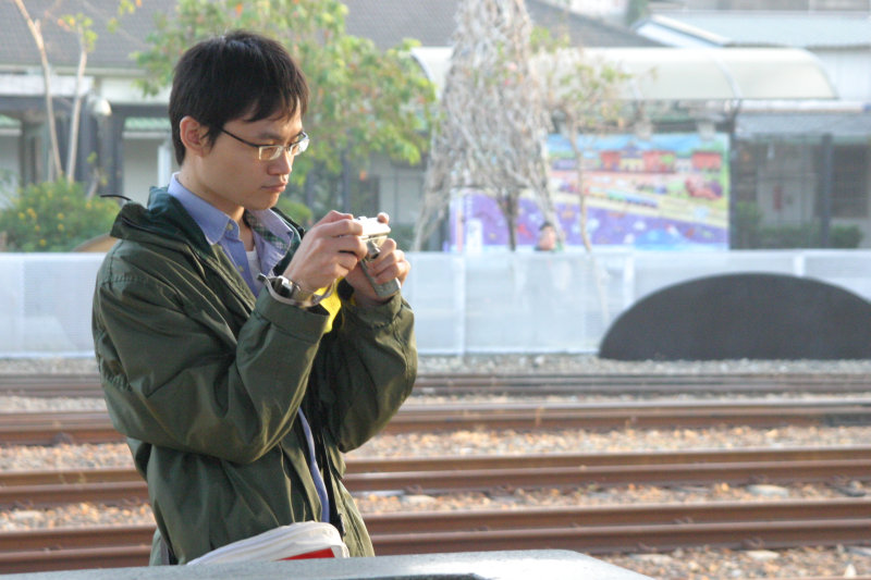 台灣鐵路旅遊攝影台中火車站月台旅客特寫2006攝影照片55
