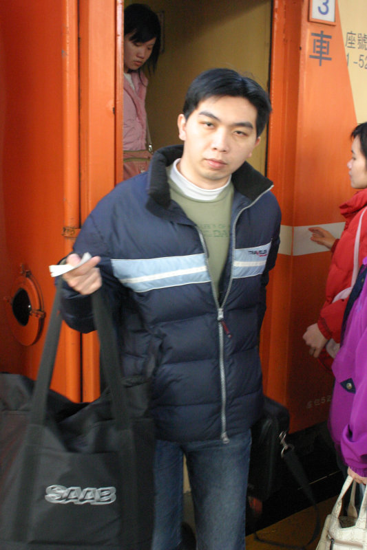 台灣鐵路旅遊攝影台中火車站月台旅客特寫2006攝影照片56