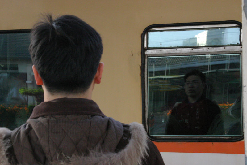 台灣鐵路旅遊攝影台中火車站月台旅客特寫2006攝影照片57