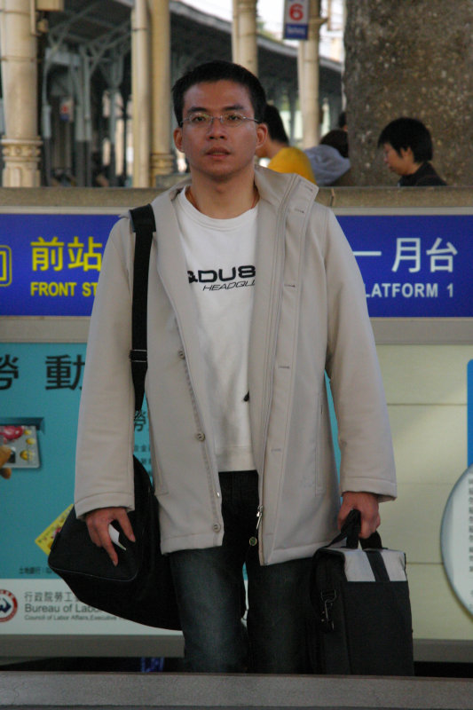 台灣鐵路旅遊攝影台中火車站月台旅客特寫2006攝影照片58