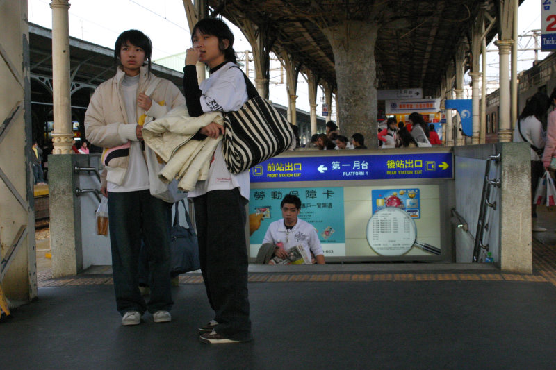 台灣鐵路旅遊攝影台中火車站月台旅客特寫2006攝影照片63