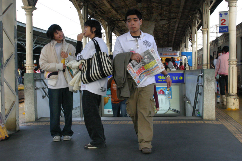台灣鐵路旅遊攝影台中火車站月台旅客特寫2006攝影照片64