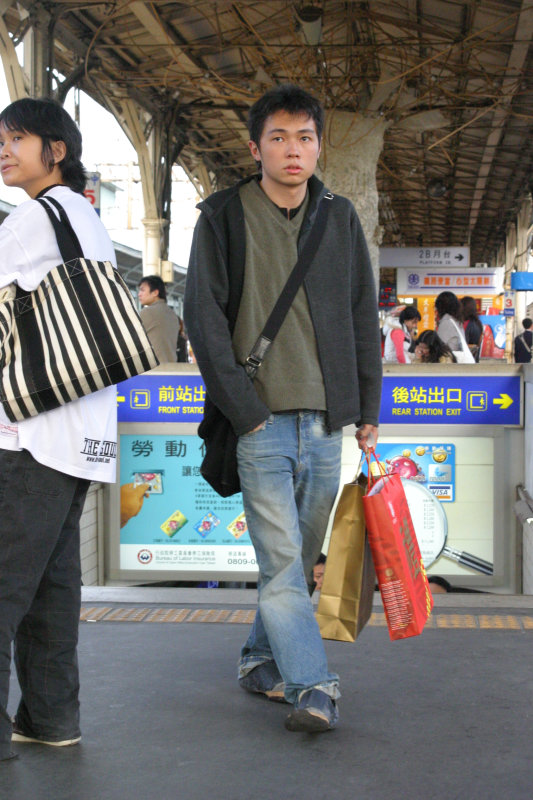 台灣鐵路旅遊攝影台中火車站月台旅客特寫2006攝影照片65