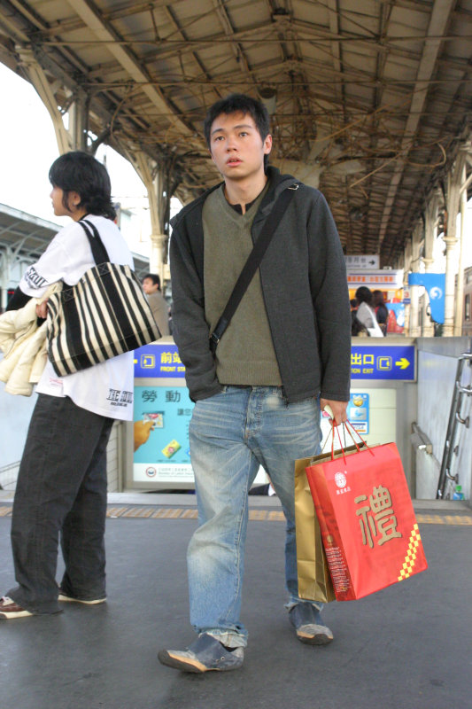 台灣鐵路旅遊攝影台中火車站月台旅客特寫2006攝影照片66