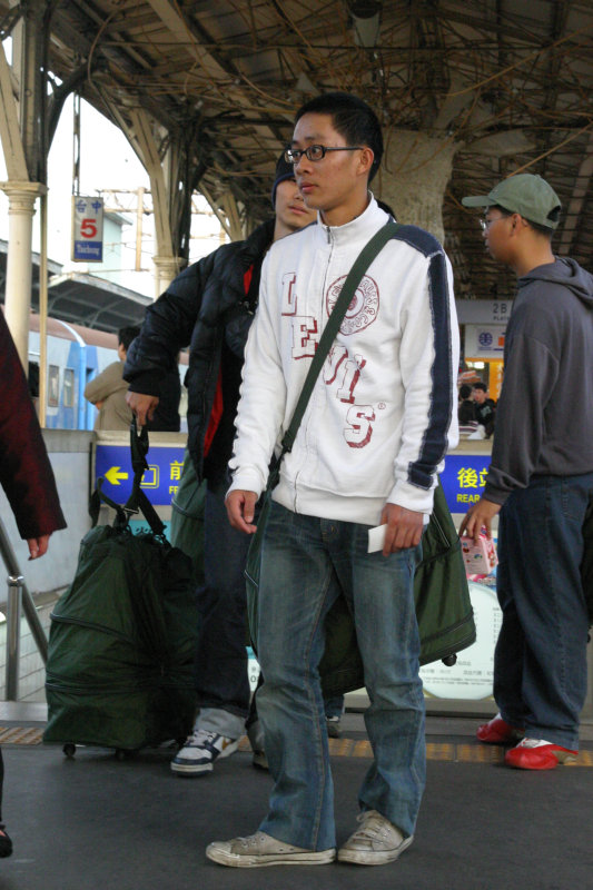 台灣鐵路旅遊攝影台中火車站月台旅客特寫2006攝影照片70