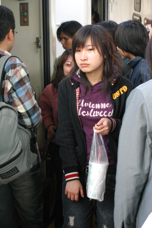 台灣鐵路旅遊攝影台中火車站月台旅客特寫2006攝影照片71