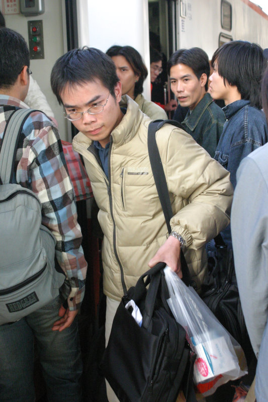 台灣鐵路旅遊攝影台中火車站月台旅客特寫2006攝影照片72