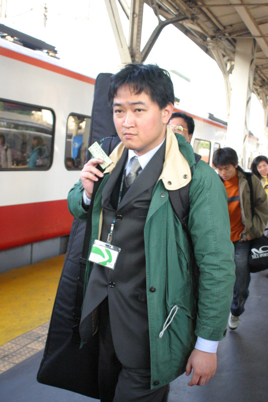 台灣鐵路旅遊攝影台中火車站月台旅客特寫2006攝影照片75