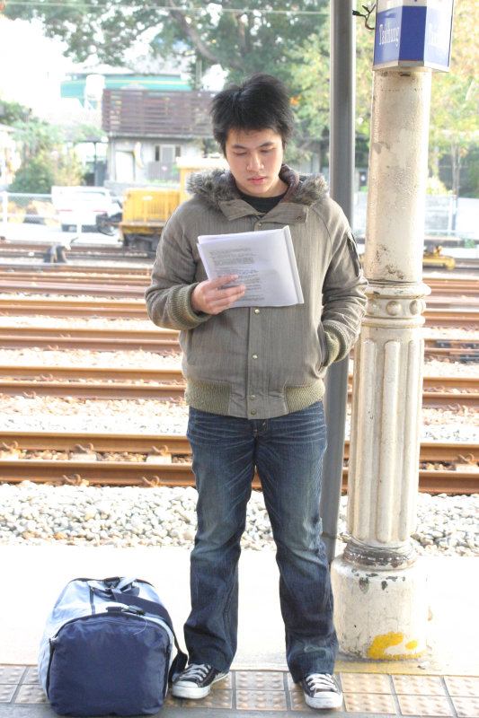 台灣鐵路旅遊攝影台中火車站月台旅客特寫2006攝影照片76
