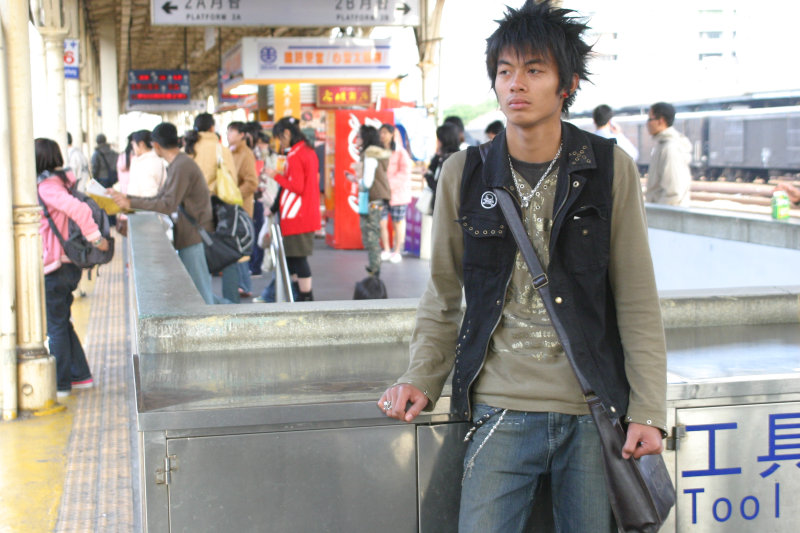 台灣鐵路旅遊攝影台中火車站月台旅客特寫2006攝影照片79