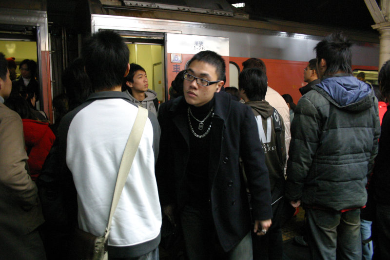 台灣鐵路旅遊攝影台中火車站月台旅客特寫2006攝影照片87