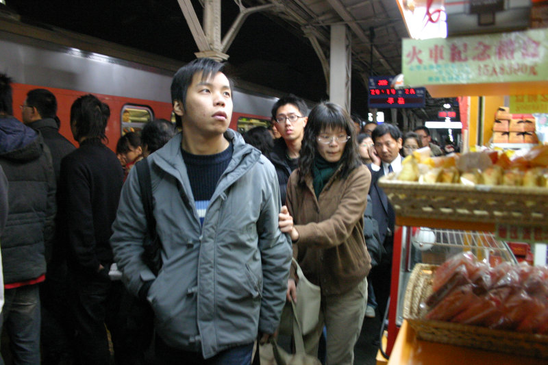 台灣鐵路旅遊攝影台中火車站月台旅客特寫2006攝影照片88