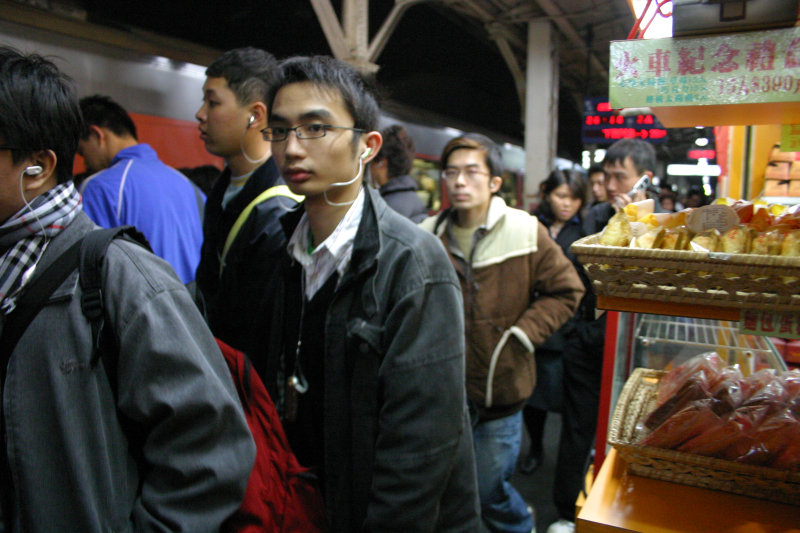 台灣鐵路旅遊攝影台中火車站月台旅客特寫2006攝影照片89