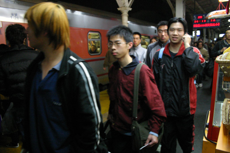 台灣鐵路旅遊攝影台中火車站月台旅客特寫2006攝影照片90
