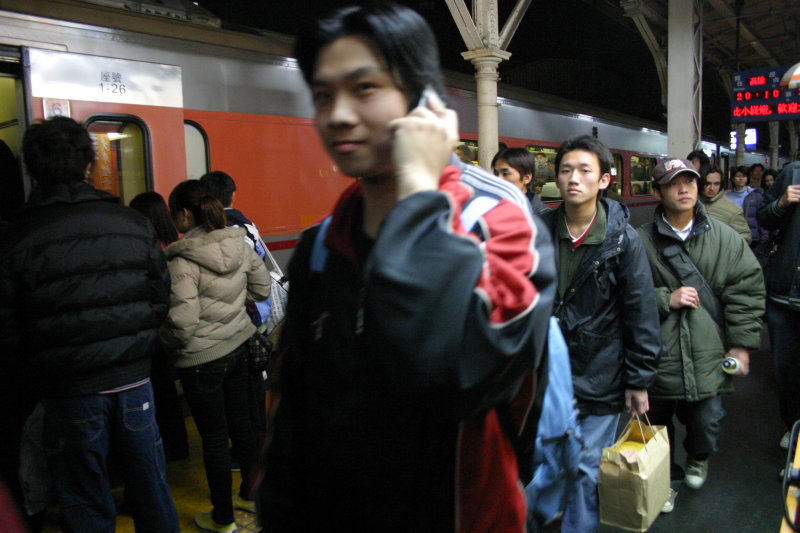 台灣鐵路旅遊攝影台中火車站月台旅客特寫2006攝影照片91