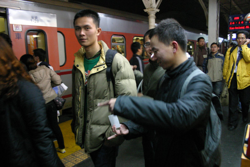 台灣鐵路旅遊攝影台中火車站月台旅客特寫2006攝影照片92