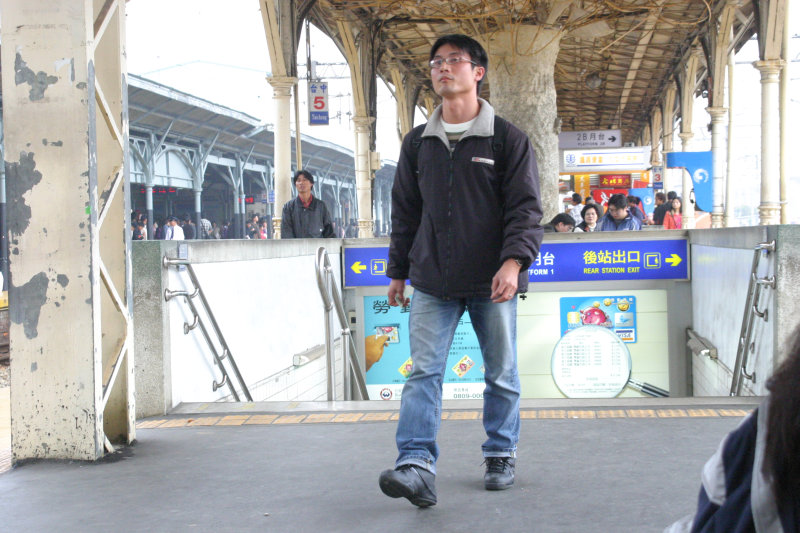 台灣鐵路旅遊攝影台中火車站月台旅客特寫2006攝影照片96