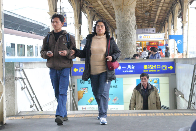 台灣鐵路旅遊攝影台中火車站月台旅客特寫2006攝影照片97