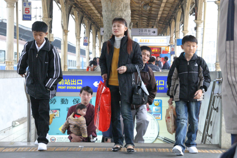 台灣鐵路旅遊攝影台中火車站月台旅客特寫2006攝影照片98