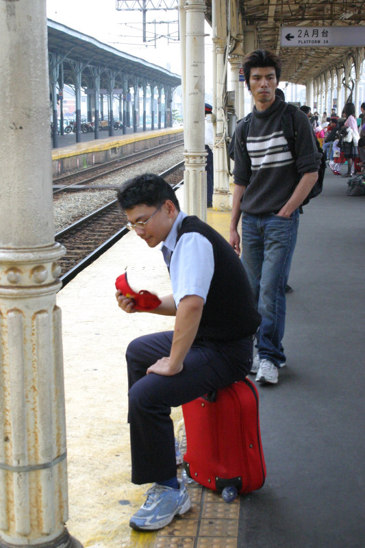 台灣鐵路旅遊攝影台中火車站月台旅客特寫2006攝影照片99