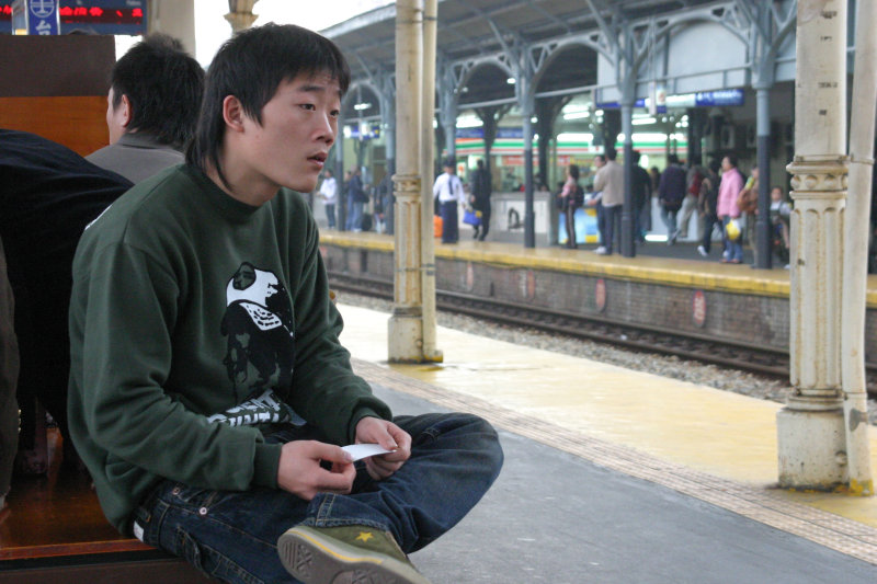 台灣鐵路旅遊攝影台中火車站月台旅客特寫2006攝影照片100
