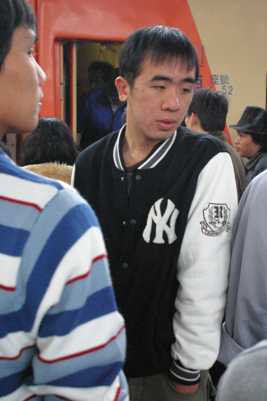台灣鐵路旅遊攝影台中火車站月台旅客特寫2006攝影照片101