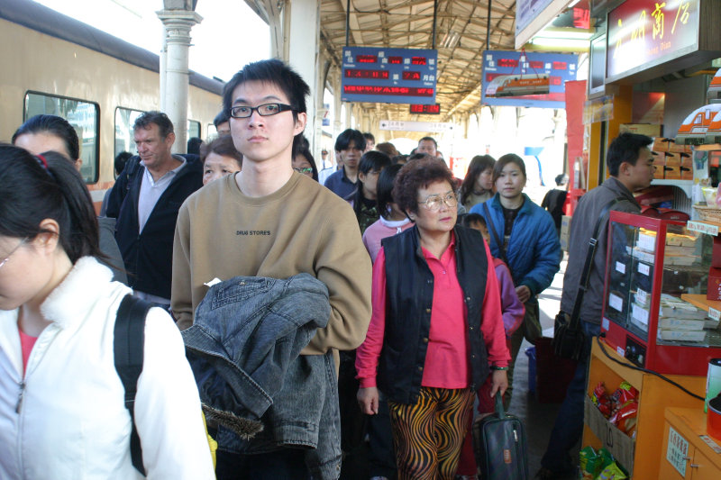 台灣鐵路旅遊攝影台中火車站月台旅客特寫2006攝影照片103