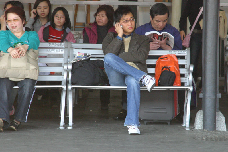 台灣鐵路旅遊攝影台中火車站月台旅客特寫2006攝影照片105