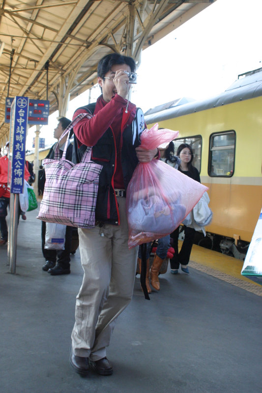 台灣鐵路旅遊攝影台中火車站月台旅客特寫2006攝影照片108