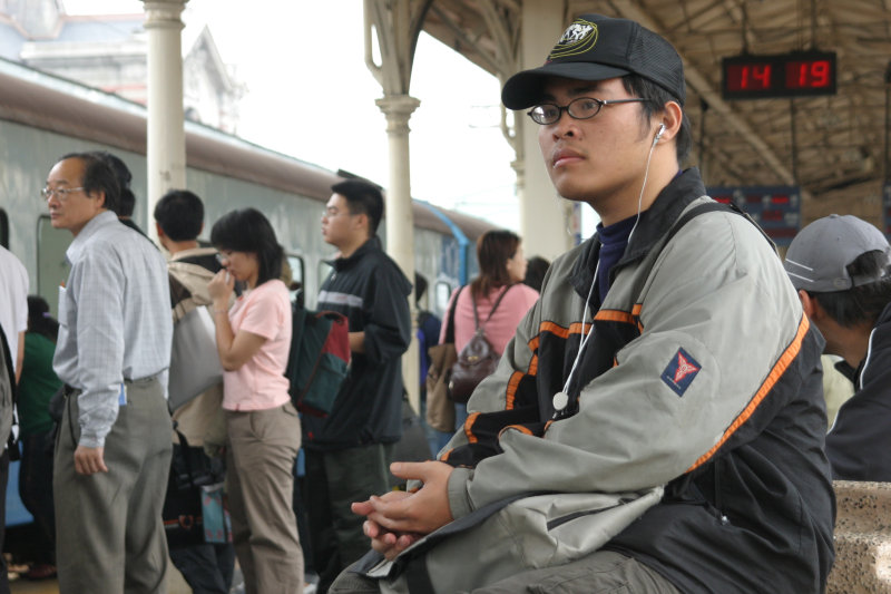 台灣鐵路旅遊攝影台中火車站月台旅客特寫2006攝影照片112