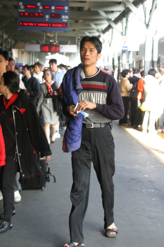 台灣鐵路旅遊攝影台中火車站月台旅客特寫2006攝影照片116