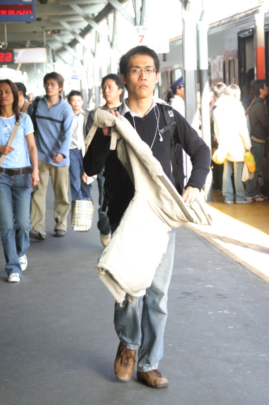 台灣鐵路旅遊攝影台中火車站月台旅客特寫2006攝影照片118