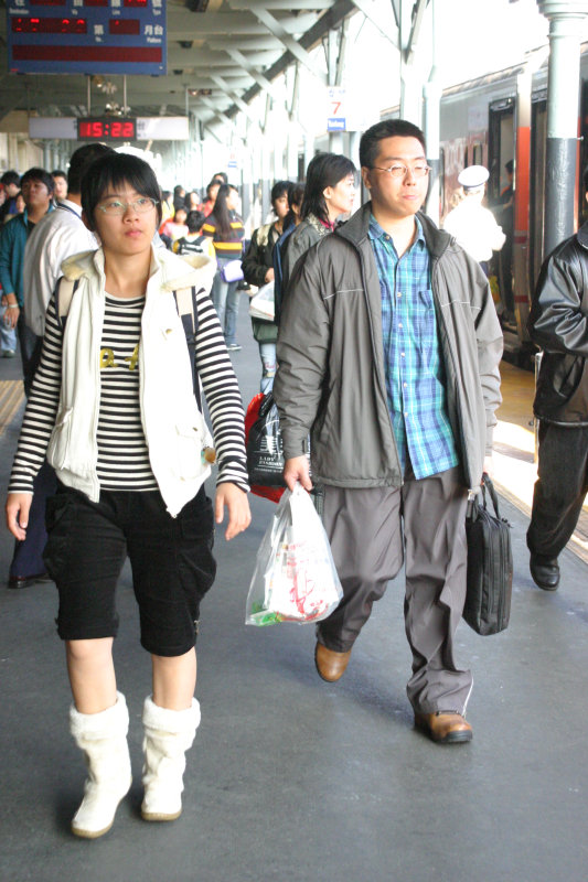台灣鐵路旅遊攝影台中火車站月台旅客特寫2006攝影照片119