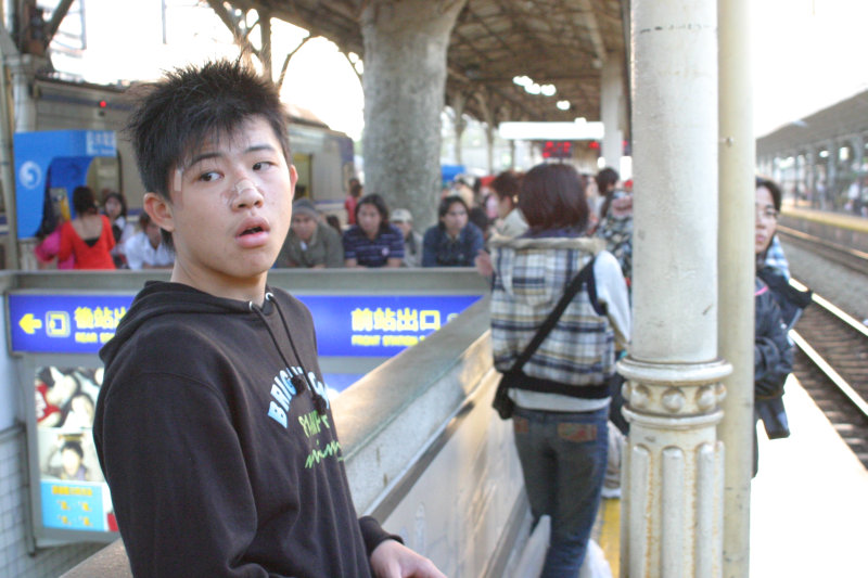 台灣鐵路旅遊攝影台中火車站月台旅客特寫2006攝影照片121