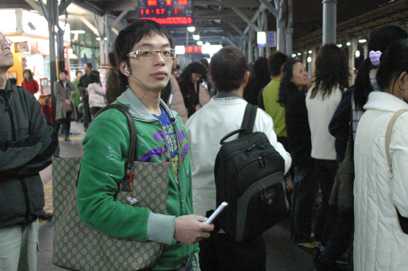 台灣鐵路旅遊攝影台中火車站月台旅客特寫2006攝影照片122