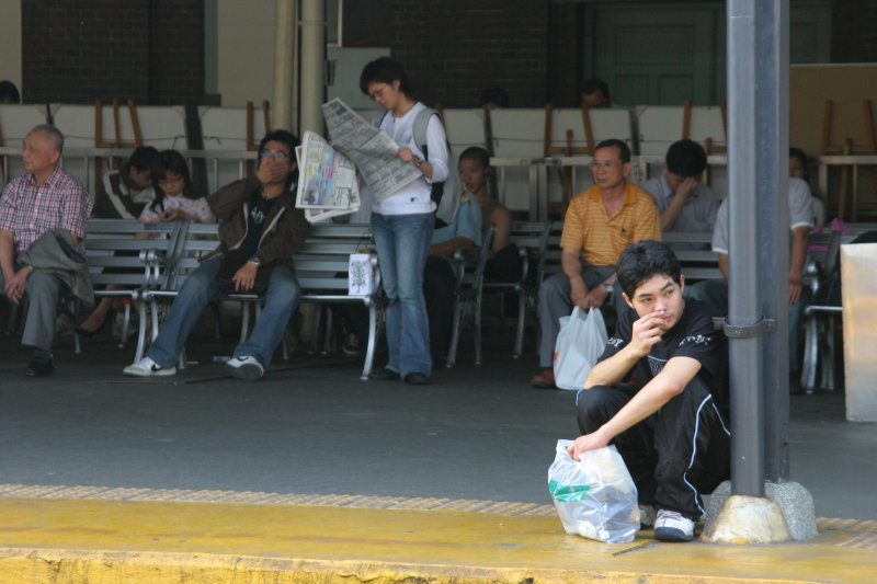 台灣鐵路旅遊攝影台中火車站月台旅客特寫2006攝影照片124