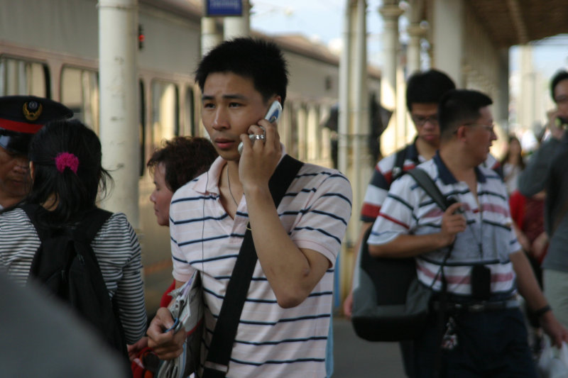 台灣鐵路旅遊攝影台中火車站月台旅客特寫2006攝影照片129
