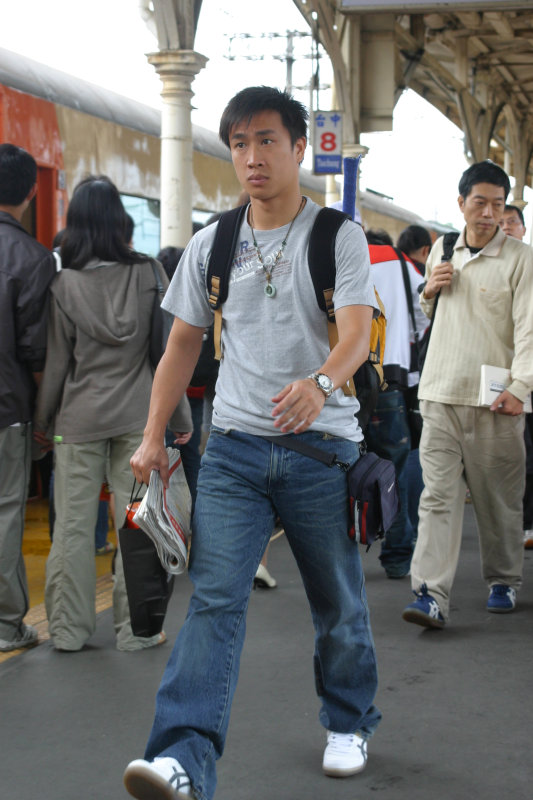 台灣鐵路旅遊攝影台中火車站月台旅客特寫2006攝影照片133